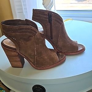 Vince Camuto suede leather heels. Sz 5.4